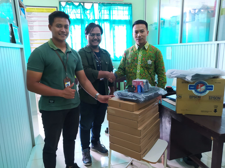 SMK DIPONEGORO PERBAHARUI FASILITAS DENGAN PERANGKAT BARU