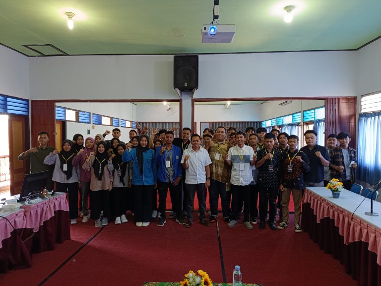 CEO PT Decaaindo Surya Persada Menjadi Pembicara Makrab Himpunan Mahasiswa Informatika STKIP PGRI Pacitan