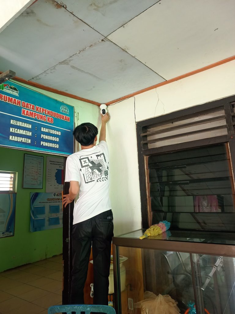 Pemasangan CCTV di Kantor Kelurahan Banyudono Ponorogo